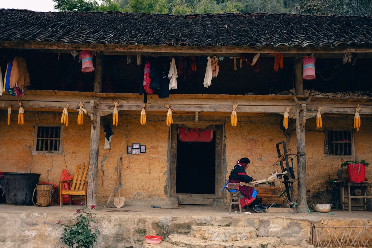 Dưới chân núi Rồng có hai hồ nước ngọt tự nhiên, được người dân địa phương gọi là “Mắt Rồng”. Một hồ nằm gần thôn Lô Lô Chải, hồ còn lại kề bên Thèn Pả. Theo người dân bản địa, hai hồ này quanh năm không cạn, nước trong xanh, phẳng lặng, phản chiếu mây trời và núi đá. Ảnh Hoàng Minh Đức