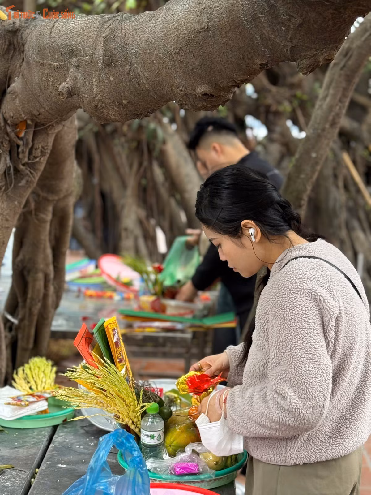 Chị Lan (Hà Nội) cho biết, chị tự tay chuẩn bị mâm lễ gọn gàng, chủ yếu là hoa quả, xôi bánh. "Đi lễ đầu năm thấy lòng nhẹ nhõm hơn, chỉ mong gia đình mạnh khỏe, công việc thuận lợi".