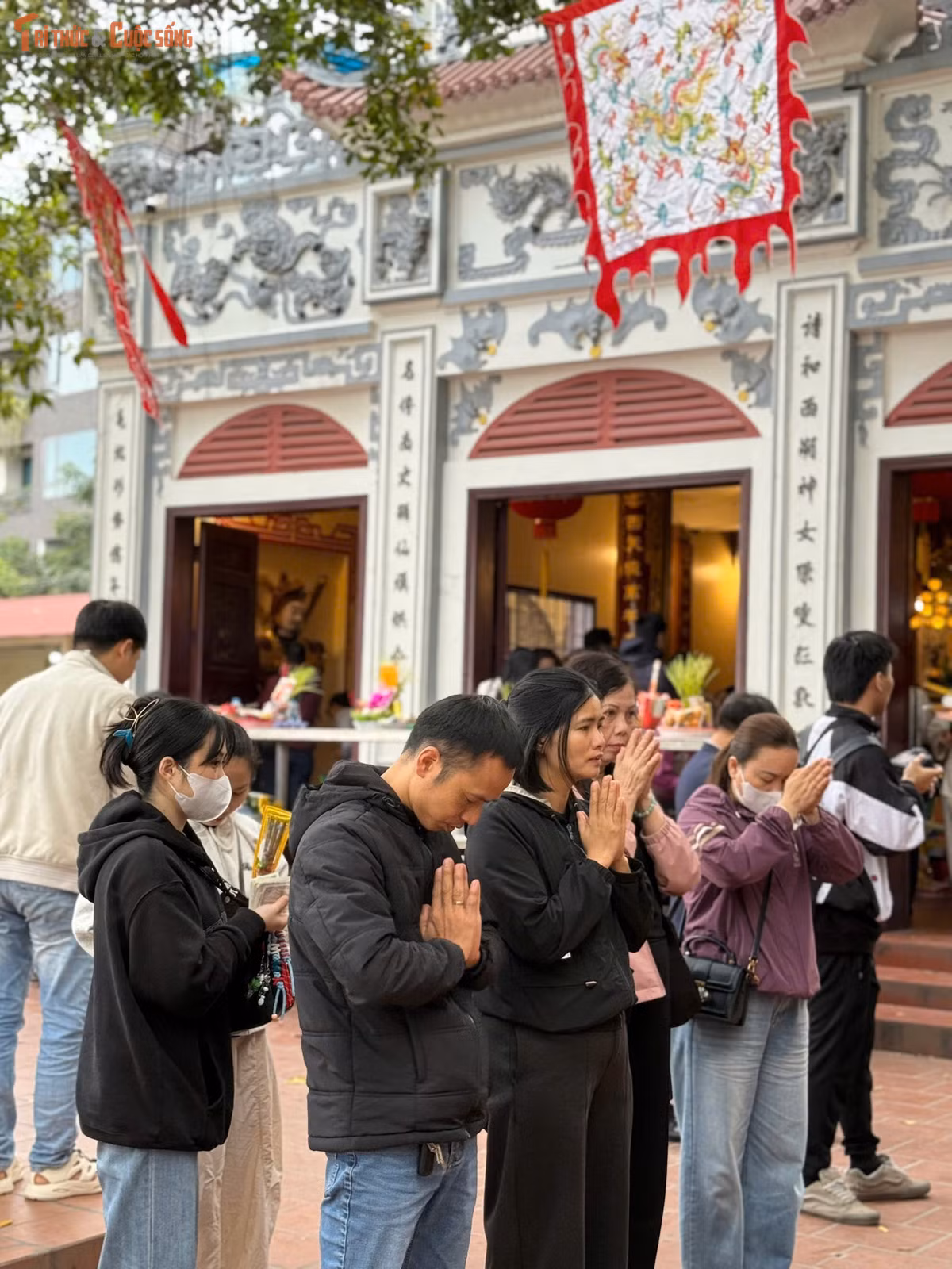 Bên trong khuôn viên, người dân xếp hàng ngay ngắn, thành tâm khấn lễ. Các ban thờ được bố trí ngăn nắp, không xảy ra tình trạng chen lấn, xô đẩy. Ban quản lý di tích liên tục phát loa nhắc nhở thực hiện nếp sống văn minh nơi thờ tự, hạn chế đốt vàng mã tràn lan, không đặt tiền lẻ tùy tiện lên ban thờ, tượng thánh. So với trước, nhiều người đã có ý thức hơn khi dâng lễ gọn gàng, giữ gìn sự tôn nghiêm.