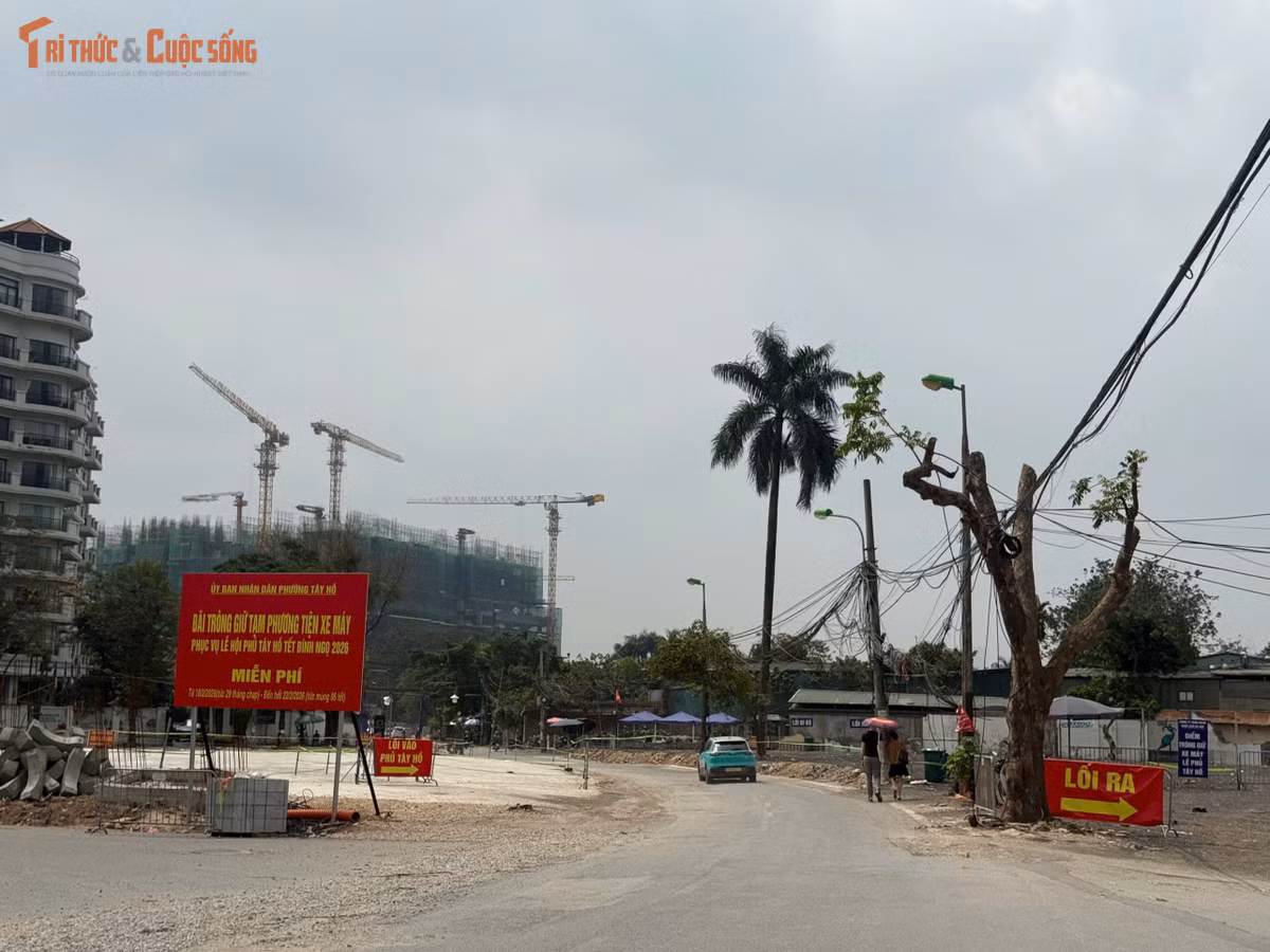 Công tác phân luồng giao thông cũng được thực hiện từ sớm. Các lối vào, lối ra được đặt biển chỉ dẫn rõ ràng; khu vực gửi xe được sắp xếp riêng, có bảng niêm yết giá cụ thể. Nhờ đó, tình trạng ùn tắc cục bộ giảm đáng kể so với trước