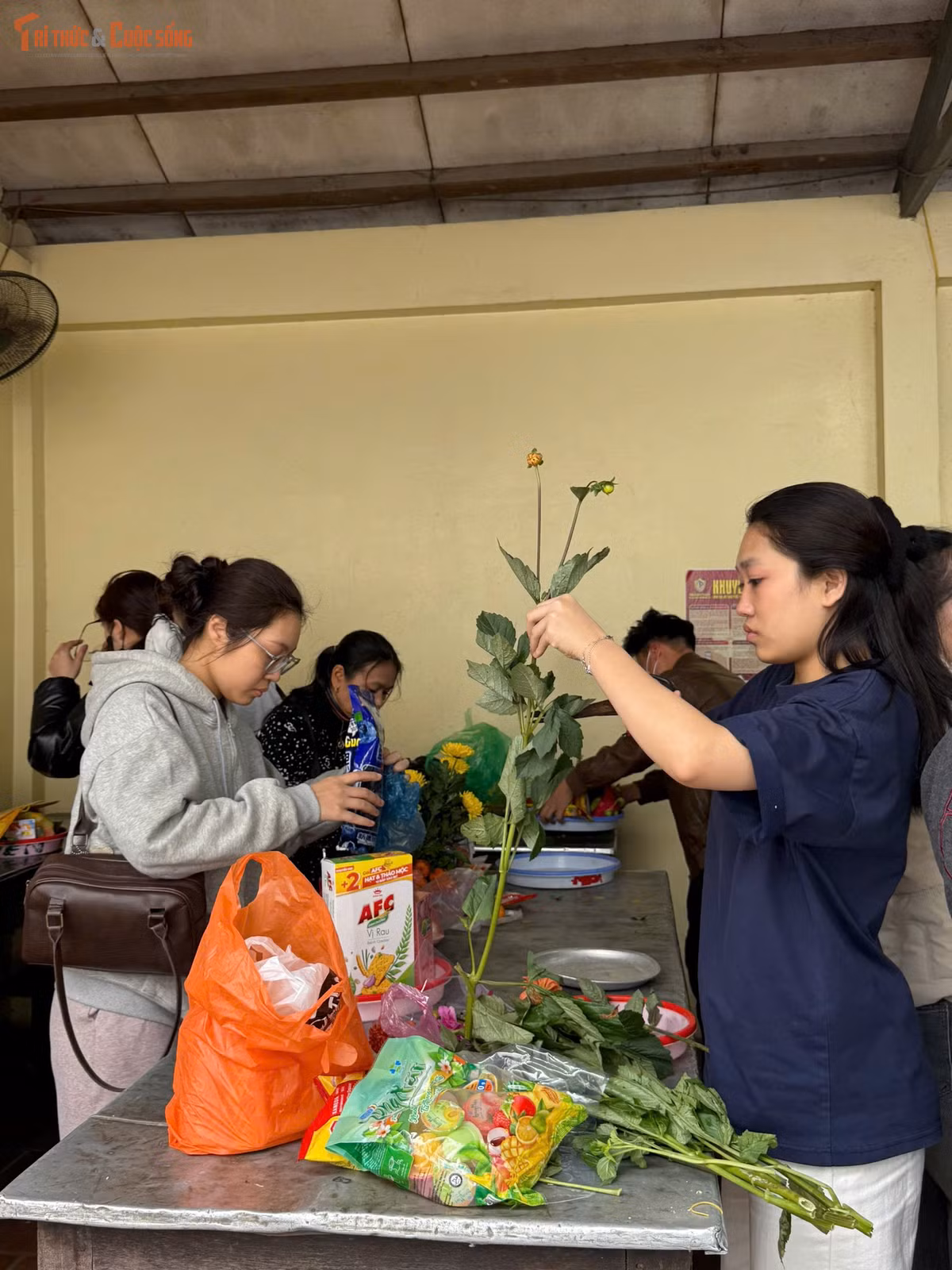 Trong khuôn viên phủ, nhiều gia đình chuẩn bị mâm lễ chu đáo với hoa tươi, trái cây, xôi, bánh. Ngoài xôi cốm, bánh phu thê (bánh xu xê), bánh dày, bánh giò cũng được nhiều người lựa chọn dâng cúng. Theo quan niệm dân gian, bánh dày có hình tròn tượng trưng cho bầu trời, cho sự viên mãn, đủ đầy; việc dâng bánh trong ngày rằm gửi gắm mong ước một năm trọn vẹn, sung túc và an lành.