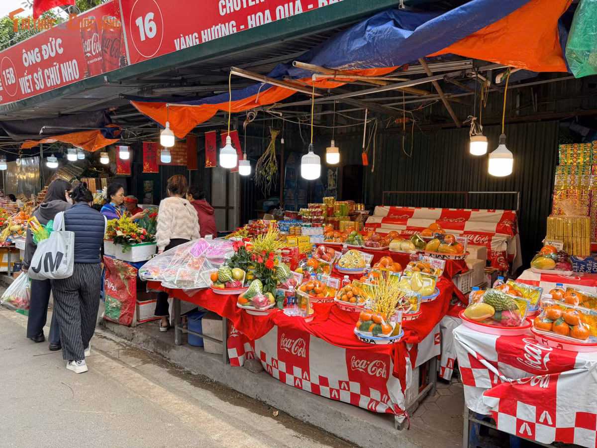 Các gian hàng bày bán lễ, hoa quả, vàng mã, hàng quán ăn được bố trí thành từng dãy, có lối đi riêng. Giá cả được niêm yết công khai.