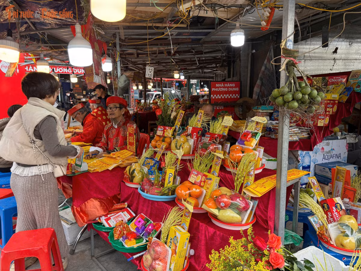 Dọc lối vào phủ và các tuyến phố xung quanh, hàng loạt quầy hàng bày bán mâm lễ được chuẩn bị sẵn để phục vụ người đi lễ. Mỗi mâm có giá phổ biến từ 200.000 – 300.000 đồng, gồm hoa, trái cây, bánh kẹo, vàng mã. Nhiều tiểu thương còn nhận viết sớ, chuẩn bị lễ theo yêu cầu. Không khí mua bán nhộn nhịp nhưng trật tự, đáp ứng nhu cầu tăng cao trong dịp cao điểm đầu năm.