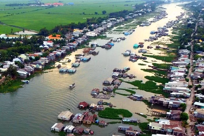Chợ nổi Châu Đốc là nơi du khách cảm nhận rõ nhất tinh thần miền Tây: những ghe hàng tấp nập, tiếng sóng chạm mạn thuyền và mùi mắm nồng đặc trưng. Từ bún mắm, lẩu mắm đến hàng chục loại nước mắm làm từ cá sông – tất cả tạo nên danh xưng “vương quốc mắm” không thể nhầm lẫn. Vào dịp Tết, khu chợ càng sôi động với hoa trái, bánh kẹo và đặc sản đường thốt nốt. Ảnh Luhanhvietnam