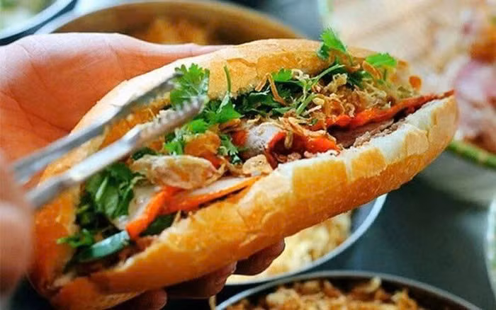 Không chỉ TasteAtlas, CNN cũng nhiều lần đưa bánh mì Việt Nam vào danh sách những sandwich ngon nhất thế giới, ca ngợi món ăn “giòn, tươi, đậm đà và cực kỳ ngon miệng”. Ảnh Internet