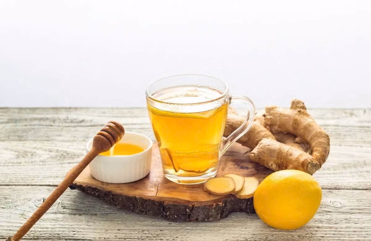 Nhiều người cũng có thói quen thái hoặc giã gừng từ sớm rồi để sẵn, nhưng điều này khiến các hợp chất có lợi trong gừng dễ bị oxy hóa khi tiếp xúc lâu với không khí. Khi đó, tác dụng làm ấm và giảm viêm sẽ giảm đáng kể. Để giữ trọn hương vị và giá trị dinh dưỡng, gừng nên được cắt ngay trước khi cho vào nước nóng. Ảnh minh họa