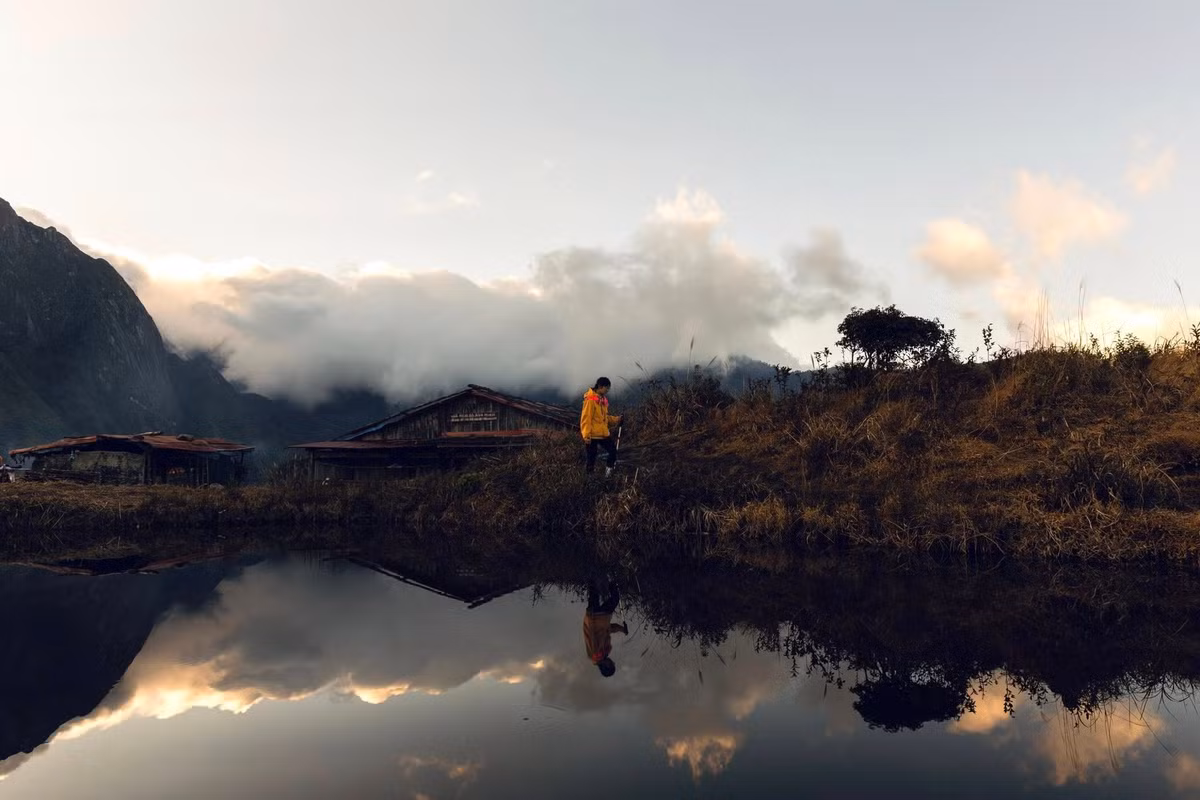 Ngày thứ hai mở ra cơ hội đón bình minh tuyệt đẹp trên núi Muối. Du khách có thể leo từ 5:30–6:00 giờ, núi Muối cách lán khoảng 15 phút đi bộ. Sau khi ngắm bình minh, ăn sáng xong, hành trình chinh phục đỉnh Ky Quan San bắt đầu, chỉ mang theo nước và áo mưa để nhẹ chân.