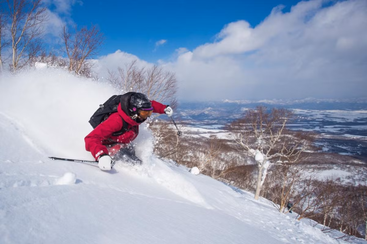 Nhu cầu du lịch Hokkaido mùa đông tăng mạnh khiến nhiều công ty lữ hành lớn tại Việt Nam tung ra loạt tour trọn gói để phục vụ du khách. Ghi nhận từ một số đơn vị uy tín cho thấy nhóm tour từ 6 đến 7 ngày được lựa chọn nhiều nhất. Tour Hokkaido 6 ngày 6 đêm của Vietnam Tourist có giá khoảng 39,99 triệu đồng/khách, khởi hành từ TP.HCM, kết hợp tham quan các thị trấn cổ, kênh đào, hồ nước và trải nghiệm onsen truyền thống. Ảnh Vietravel