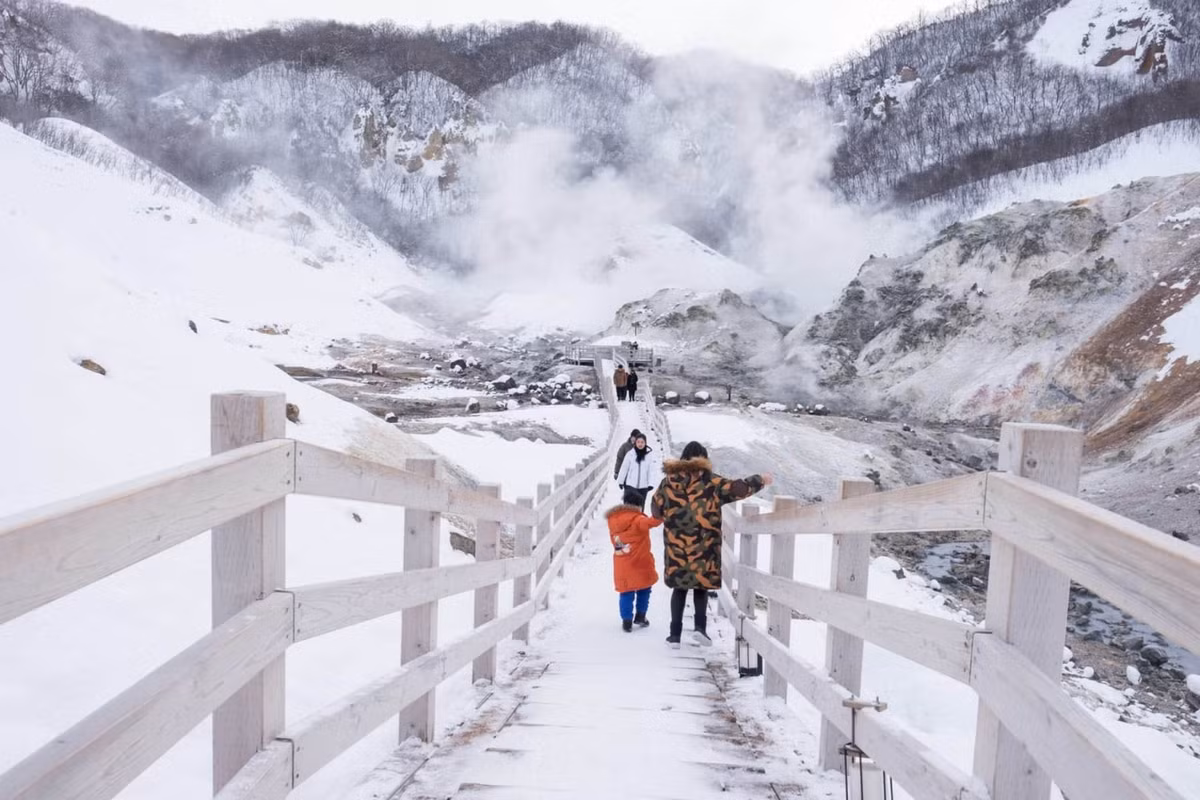 Với những du khách muốn trải nghiệm mùa đông trọn vẹn hơn, tour của Demen Travel kéo dài 7 ngày 6 đêm với lộ trình đi sâu các điểm như Asahikawa, Noboribetsu và Furano được đánh giá phù hợp. Một lựa chọn khác là tour mùa đông Nhật Bản 2025 của MayTrip, giá từ 43,99 triệu đồng, thiên về trải nghiệm nhẹ nhàng ở Sapporo, Noboribetsu và Otaru, phù hợp gia đình có trẻ nhỏ. Ảnh Vietrantour