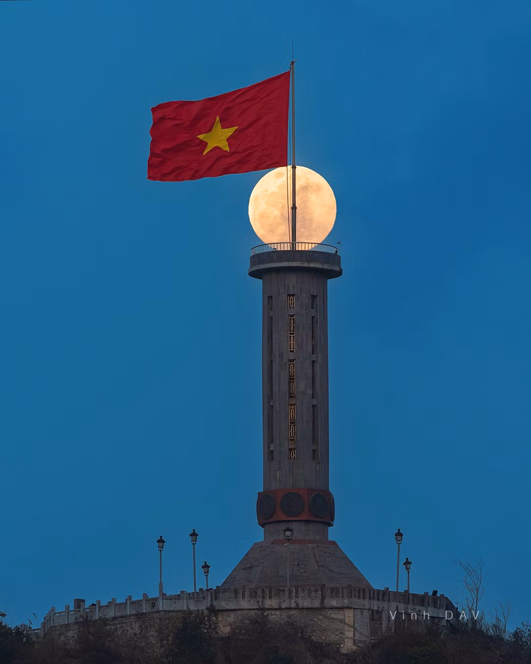 Lá cờ tung bay mạnh mẽ giữa khung cảnh bao la, hùng vĩ của vùng đất phía Bắc này, tựa như biểu tượng sống động của sự kiên cường và bất khuất. Một khoảnh khắc hiếm hoi đến nỗi, chỉ những ai may mắn mới có thể chiêm ngưỡng và ghi lại trong những bức ảnh tuyệt đẹp. Ảnh Vinh Dav