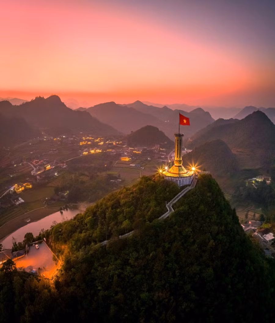 Khi Mặt Trăng lên đúng đỉnh cột cờ Lũng Cú, ánh sáng của nó không chỉ chiếu rọi vào khung cảnh thiên nhiên kỳ vĩ, mà còn thắp lên ngọn lửa niềm tự hào trong trái tim mỗi người dân Việt Nam. Cảnh vật nơi đây luôn thay đổi theo mùa, nhưng sự thiêng liêng, vĩnh cửu của cột cờ Lũng Cú cùng lá cờ đỏ sao vàng sẽ mãi là biểu tượng không thể phai mờ của đất nước, khẳng định chủ quyền và tình yêu đất nước mãnh liệt của mỗi người con đất Việt. Ảnh Crystalbay