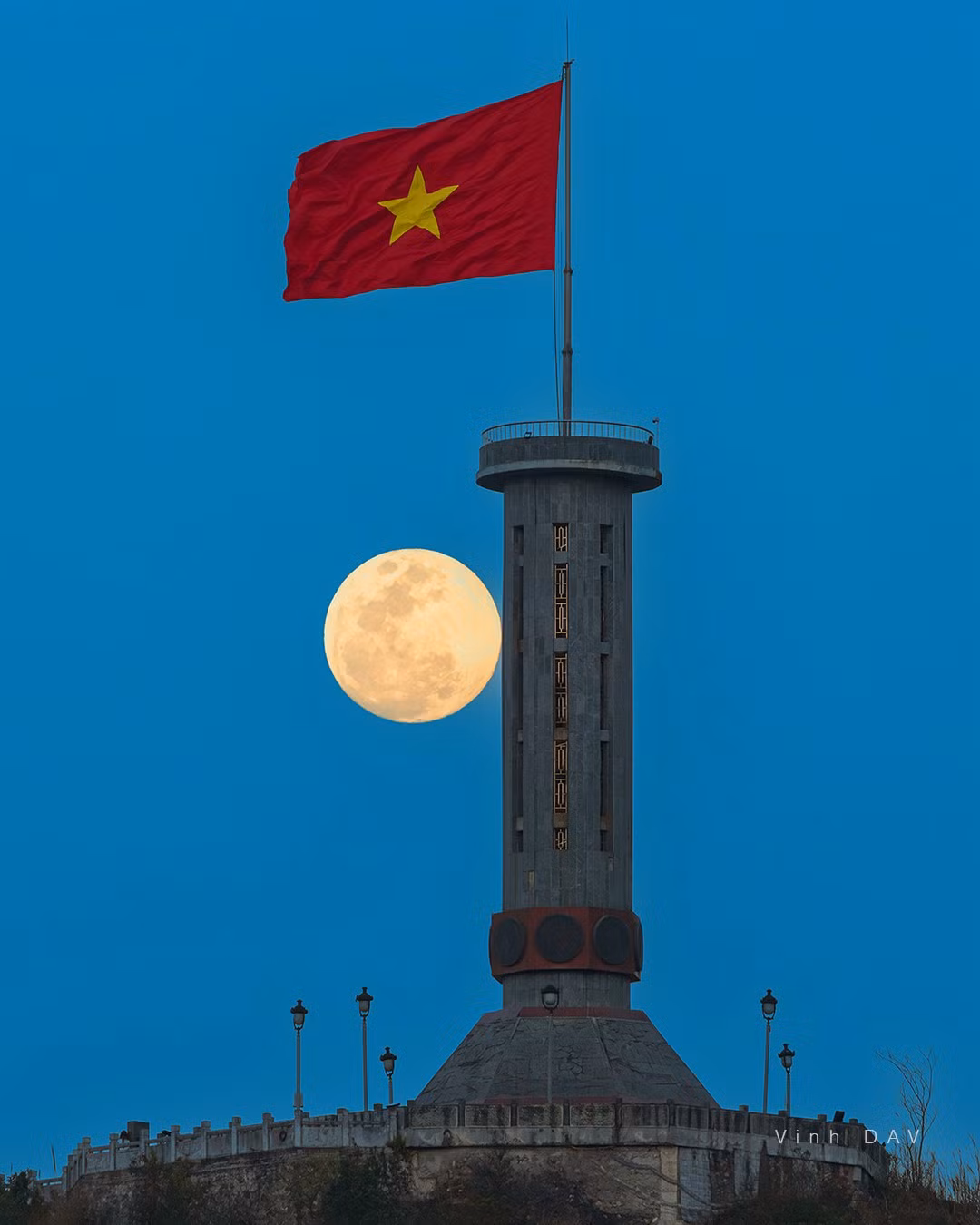 Bầu trời đêm miền biên ải trong xanh, ánh trăng tỏa sáng khắp không gian, chiếu rọi lên lá cờ đỏ sao vàng đang bay mạnh mẽ, tạo nên một hình ảnh tuyệt vời không thể diễn tả bằng lời. Ảnh Vinh Dav