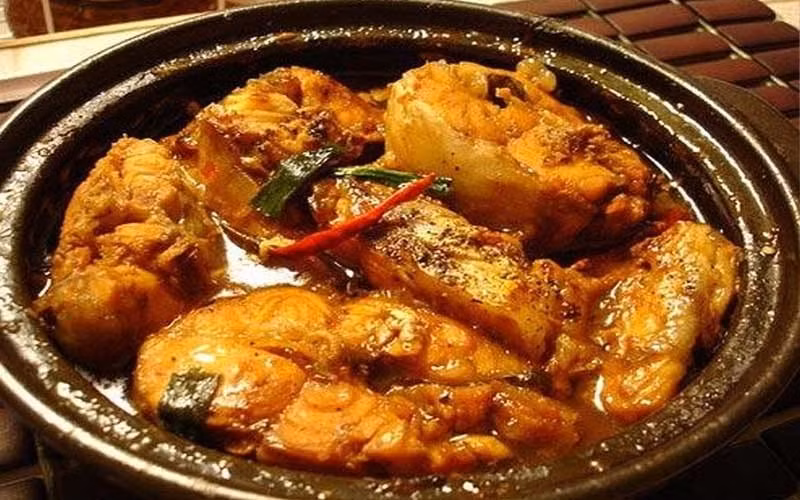 Bên cạnh đó, người mắc các bệnh lý xương khớp cũng cần kiểm soát lượng cá mè trong khẩu phần ăn. Dù cá chứa nhiều dưỡng chất tốt cho xương, việc ăn quá nhiều đạm có thể dẫn đến thừa chất, làm tăng cảm giác đau, sưng viêm khớp và gây khó khăn trong sinh hoạt hằng ngày. Ảnh minh họa