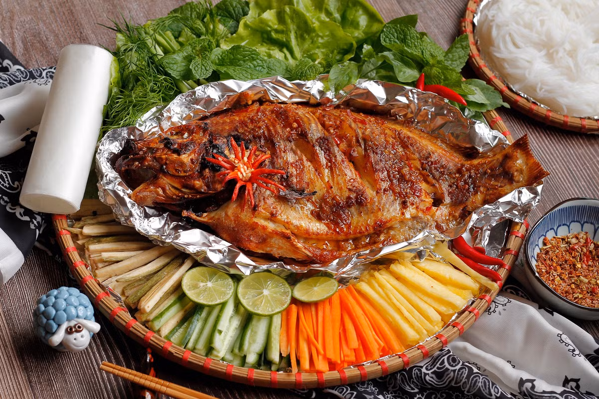 Cá rô phi giàu protein, ít calo, dễ chế biến và giá thành hợp lý, phù hợp với bữa ăn hàng ngày của người tiểu đường. Hấp hoặc nướng cá rô phi kết hợp rau xanh là cách đơn giản, vừa ngon vừa đảm bảo dinh dưỡng. Khi chọn mua, ưu tiên cá nuôi ở nguồn nước sạch để an toàn cho sức khỏe. Ảnh minh họa