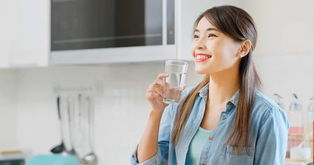 Não chứa tới khoảng 80% là nước, vì vậy thiếu nước dù ở mức độ nhẹ cũng có thể khiến đầu óc trở nên chậm chạp, giảm khả năng tập trung, suy giảm trí nhớ và ảnh hưởng đến tâm trạng. Ảnh minh họa