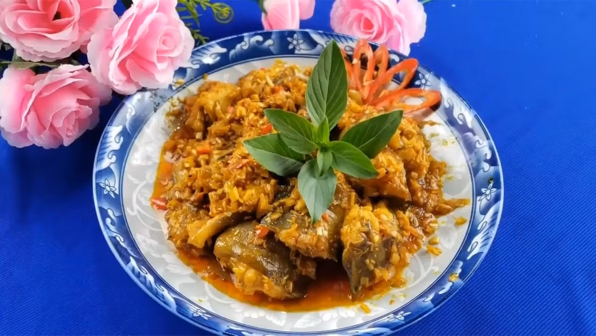 Chất béo không bão hòa cung cấp năng lượng ổn định, phù hợp với người làm việc cường độ cao hoặc phụ nữ sau sinh. Cá chình thường được chế biến nướng hoặc nấu kiểu Nhật, ăn kèm cơm nóng để tối ưu dinh dưỡng. Người dị ứng hải sản, gout hoặc hệ tiêu hóa yếu nên ăn với lượng nhỏ. Ảnh minh họa