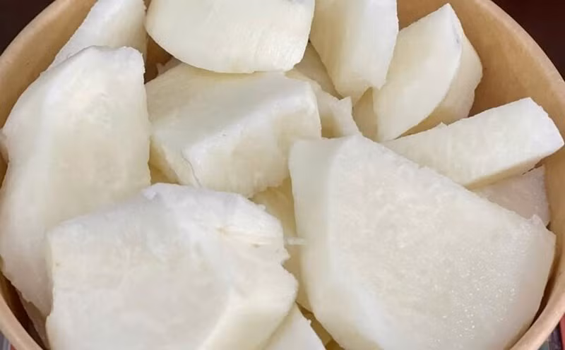 Với vị ngọt, tính mát, củ đậu giúp thanh nhiệt, giải độc và nhuận tràng, hỗ trợ tiêu hóa. Các hợp chất kiềm trong củ đậu giúp trung hòa axit dạ dày, giảm khó chịu cho hệ tiêu hóa. Trong giai đoạn mang thai, mẹ bầu thường xuyên ăn củ đậu sẽ giúp hệ tiêu hóa ổn định, tránh táo bón và bệnh trĩ. Ảnh minh họa