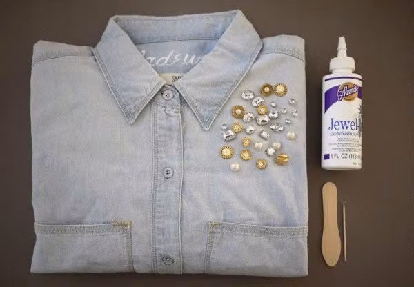 Có thể thêu, gắn patch, đinh tán hoặc vẽ họa tiết acrylic để che phần bạc màu và tạo điểm nhấn riêng. Ngoài ra, áo bò cũ cũng có thể tái chế thành túi, tạp dề, vỏ gối hay phụ kiện thời trang khác. Ảnh minh hoạ
