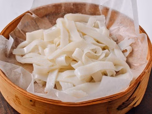 Nhiều cơ sở sản xuất cho hàn the vào bún để sợi bún dai, không nát, khó đứt gãy và để được lâu. Bún sạch thường mềm, hơi dính tay, dễ gãy và chỉ để qua một ngày đã có mùi chua. Trong khi đó, bún chứa hàn the có thể để 2–3 ngày vẫn trắng, không chua, khi ăn nhạt vị, dai bất thường. Ảnh minh họa