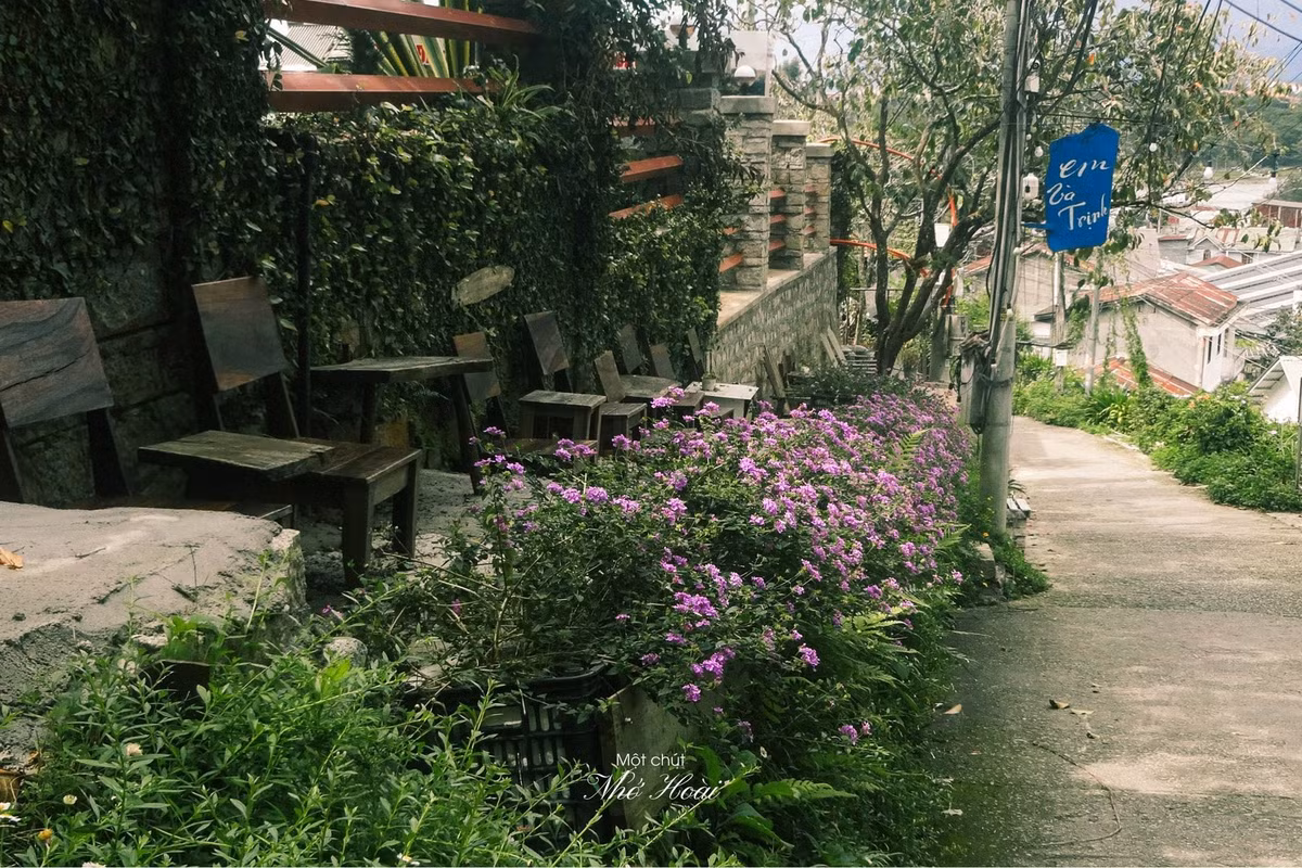 Dốc Nhớ Hoài nằm trên đường Trần Hưng Đạo, còn được gọi là con dốc số 7, nơi tọa lạc của những căn biệt thự mang đặc trưng kiến trúc Đà Lạt. Ảnh Huỳnh Ly
