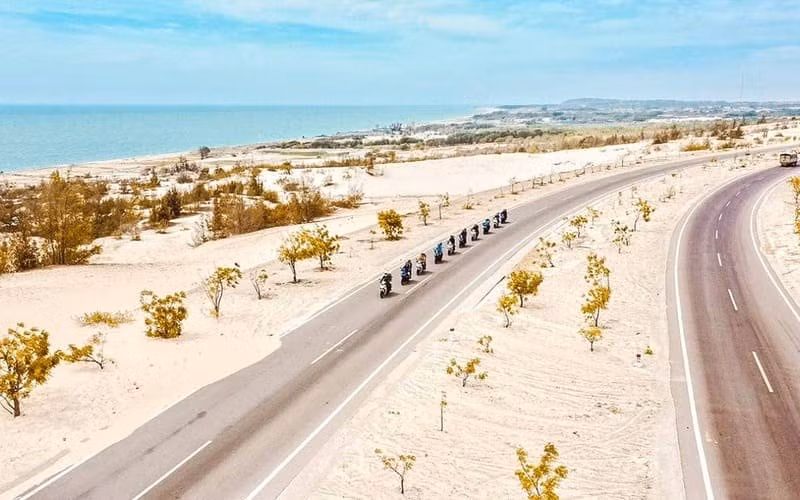 Trong khi đó, đồi cát hồng và Bàu Trắng mang đến khung cảnh độc đáo, nơi những triền cát mênh mông hòa quyện cùng sắc trời và hồ nước xanh biếc. Ảnh MIA