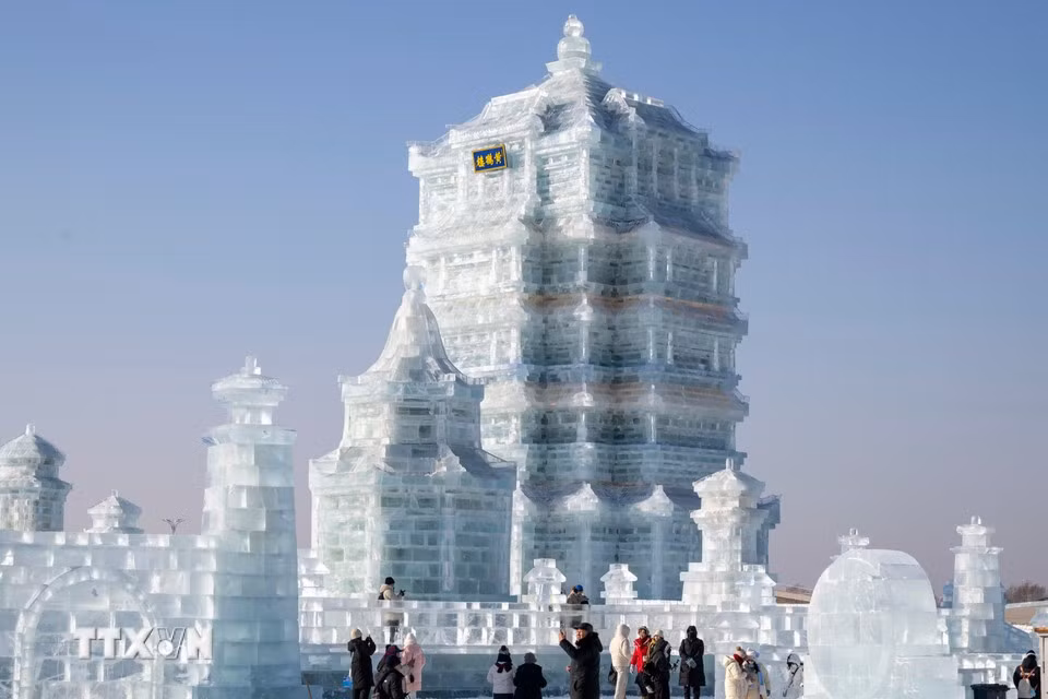 Sự kiện Ice-Snow World lần thứ 27 thu hút những tín đồ du lịch và nhiếp ảnh, mở ra không gian cổ tích đầy băng tuyết và ánh sáng lung linh. Ảnh TTXVN