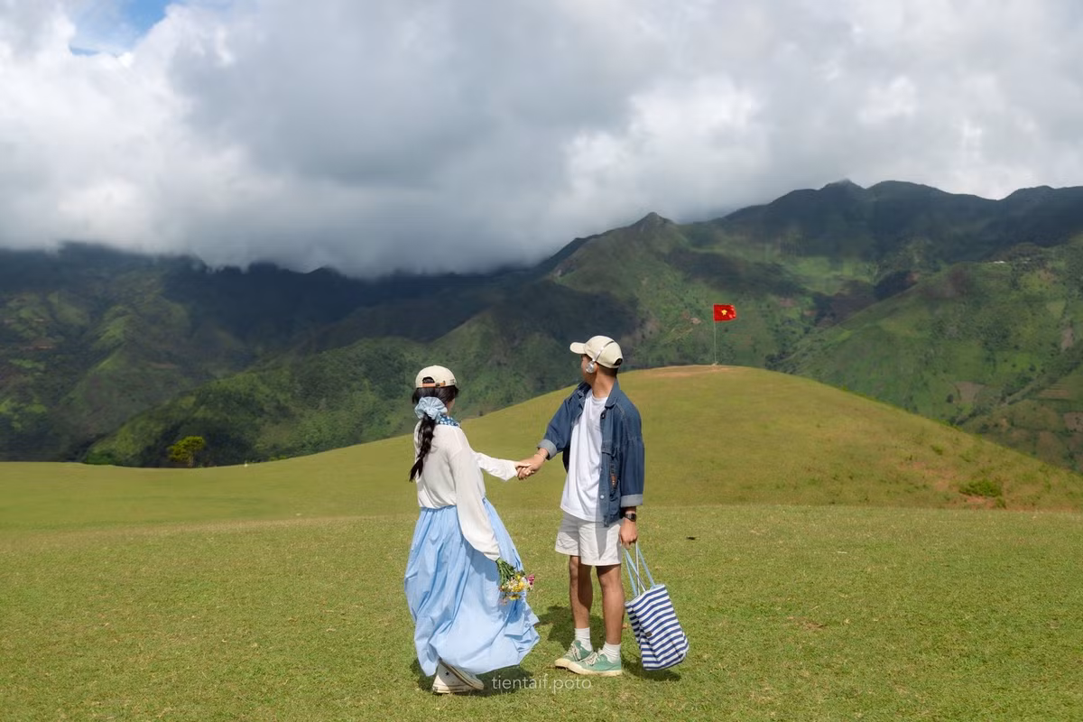 Ngoài ra, cây táo mèo cô đơn cũng là tọa độ sống ảo quen thuộc. Giữa không gian rộng lớn của núi rừng, một cây táo mèo cổ thụ đứng vững, xung quanh là thảm cỏ xanh, xa xa là dãy núi trùng điệp, tạo nên bức tranh thiên nhiên ấn tượng. Ảnh Linh Xinh