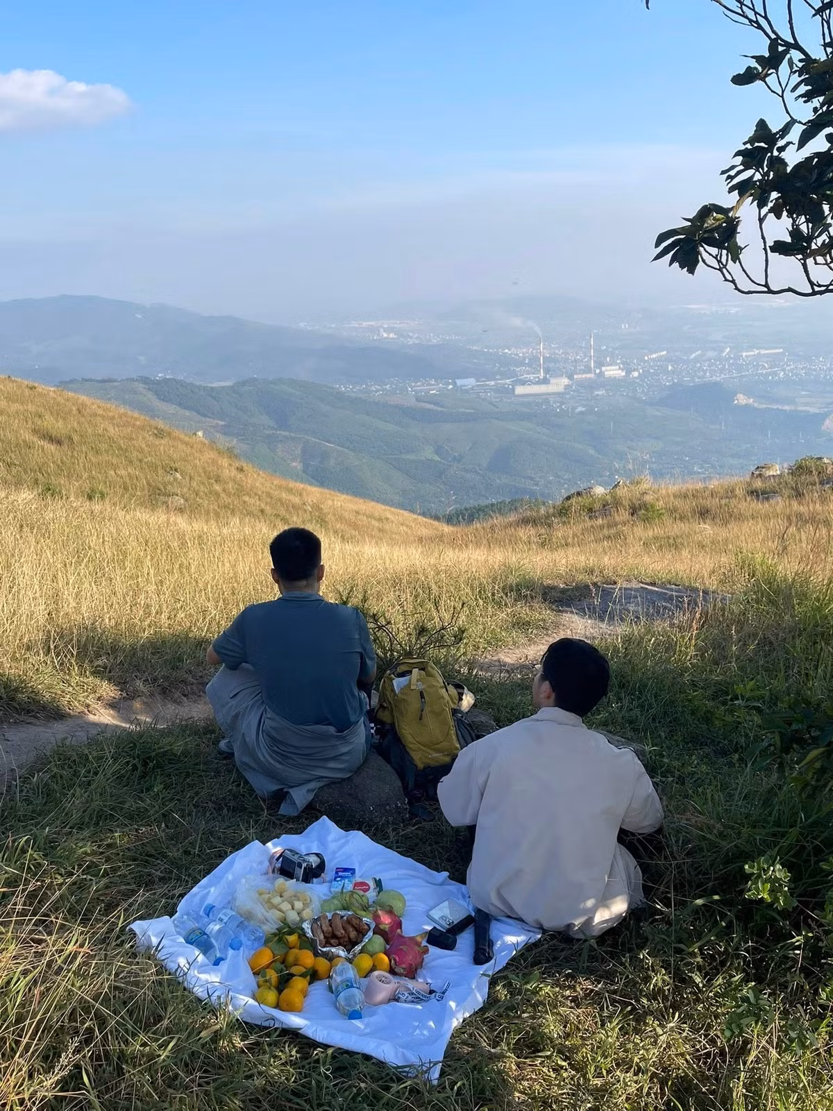 Trekking Thành Đẳng được đánh giá là một trong những cung đường đẹp và còn khá hoang sơ ở Quảng Ninh. Quãng đường leo khoảng 6 – 8 km, mất chừng 4 – 6 giờ tùy thể lực và điều kiện thời tiết. Ảnh Lục Yến