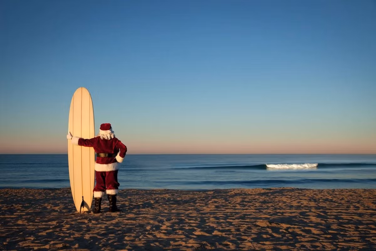 Tại Nam California (Mỹ), bãi biển trở thành điểm hẹn đặc biệt khi những “ông già Noel” mặc trang phục đỏ – trắng ra biển lướt sóng vào sáng Giáng sinh. Hình ảnh Santa Claus cưỡi sóng giữa nắng vàng tạo nên khung cảnh Noel độc đáo, đậm chất miền biển. Ảnh CNtraveller