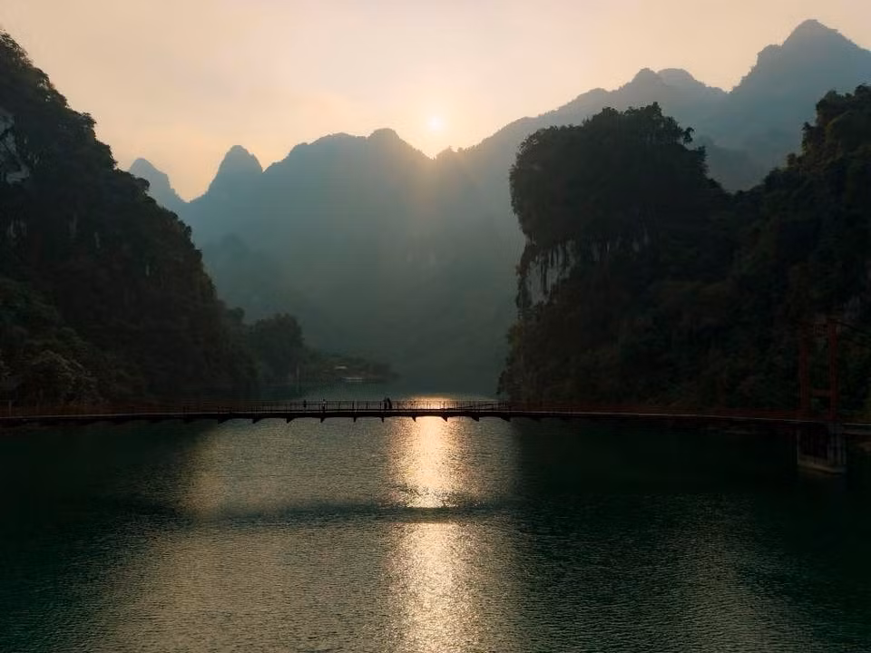 Giữa những vách núi đá dựng đứng của vùng Tây Bắc, cầu treo Pa Phông hiện ra mảnh mai như một dải lụa vắt ngang hồ thủy điện sông Đà. Không chỉ đóng vai trò kết nối giao thông cho người dân địa phương, cây cầu còn trở thành điểm đến gây ấn tượng mạnh với du khách bởi vẻ đẹp nguyên sơ, kỳ vĩ, tựa như bước ra từ một câu chuyện cổ tích.