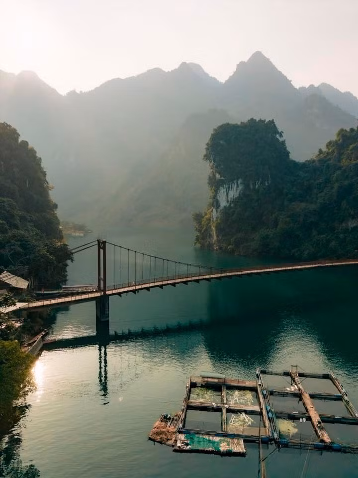 Cầu treo Pa Phông nằm ở trung tâm xã Tủa Thàng (tỉnh Điện Biên), được xây dựng vào năm 2009 nhằm phục vụ nhu cầu đi lại của bà con trong vùng. Theo thời gian, vẻ đẹp độc đáo của cây cầu giữa núi rừng đã khiến nơi đây dần trở thành tọa độ “check-in” hấp dẫn với những người yêu thiên nhiên và đam mê khám phá Tây Bắc.