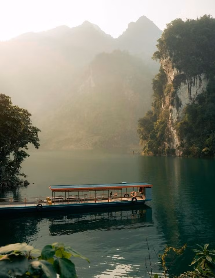 Hiện nay, đường vào Pa Phông đã được cải thiện đáng kể, xe máy và ô tô có thể di chuyển đến gần khu vực cầu. Tuy vậy, du khách được khuyến cáo không nên sử dụng xe tay ga do địa hình dốc và nhiều sỏi đá. Việc chuẩn bị trang phục phù hợp như áo khoác, găng tay, kính, áo mưa cũng rất cần thiết, đặc biệt vào mùa mưa khi đường trơn trượt, tiềm ẩn nhiều rủi ro.