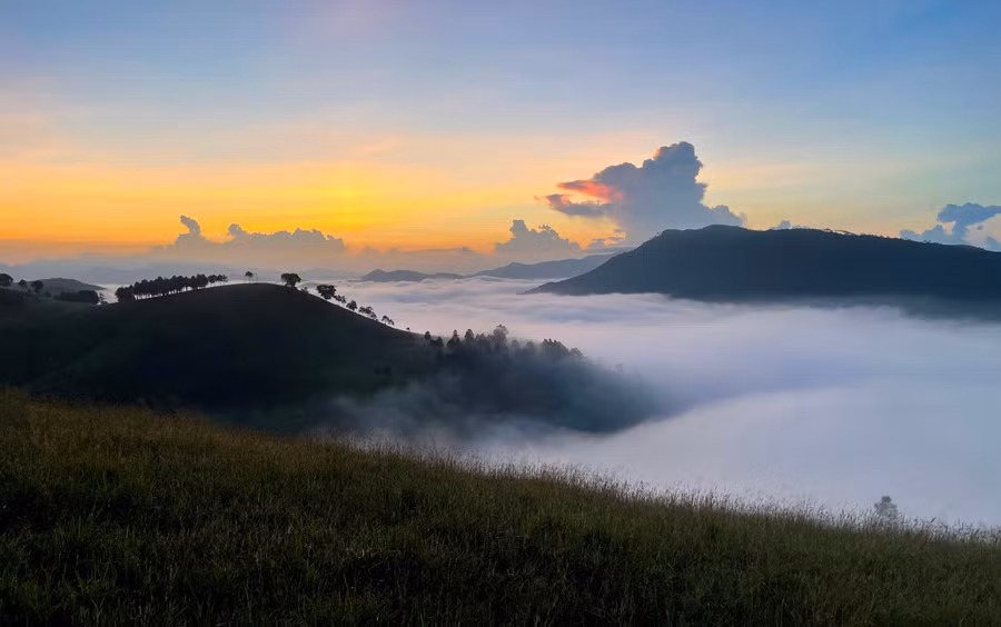 Dải mây lúc trôi nhẹ như dòng suối êm đềm, lúc lại được nhuộm hồng bởi ánh nắng bình minh, khiến nhiều du khách không khỏi trầm trồ trước vẻ đẹp hoang sơ nhưng đầy mê hoặc. Ảnh Minh Cương