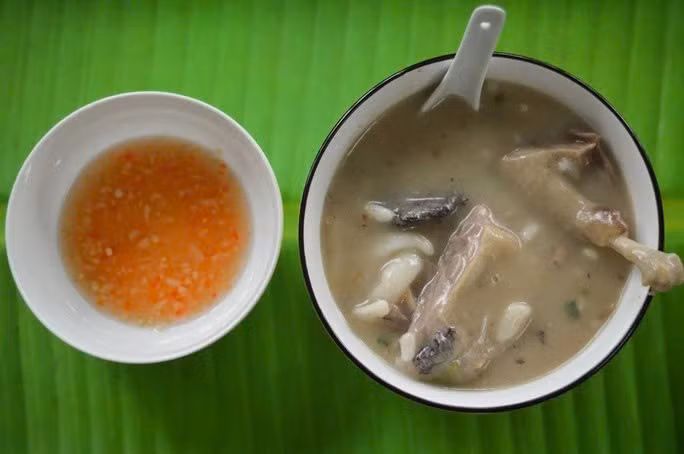 Điểm nhấn của món ăn là nước dùng sền sệt, màu trắng đục, khác hẳn so với bánh canh bột lọc thông thường. Ảnh Baovanhoa