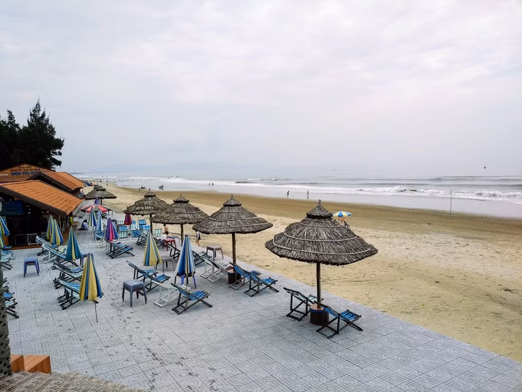Ngay gần đó là bãi Chí Linh, thuộc khu du lịch cùng tên. Với phong cảnh đồi núi xen kẽ biển xanh, bãi Chí Linh được ví như “Đà Lạt biển” – nơi du khách có thể thả mình giữa thiên nhiên, thư giãn dưới tán cây và lắng nghe tiếng sóng biển dịu dàng. Ảnh MIA