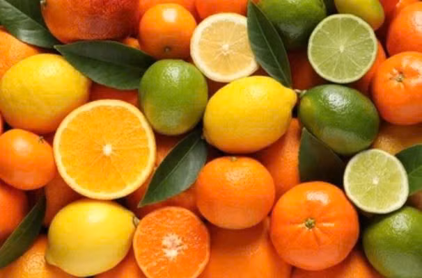 Chanh, cam, quýt và các loại trái cây họ cam quýt khác chứa acid nhẹ và nhiều vitamin C, tạo môi trường không thuận lợi cho vi khuẩn gây mùi. Một số enzyme trong chúng còn giúp loại bỏ mảng bám vi khuẩn, bảo vệ men răng và nướu. Ảnh minh họa