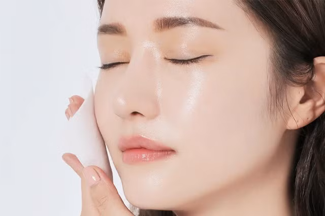 Làn da khỏe đẹp không chỉ đến từ mỹ phẩm đắt tiền mà từ chính thói quen nhỏ mỗi ngày. Giữ tay sạch, tóc khô, môi trường sống vệ sinh đó mới là “bí quyết” chăm sóc da bền vững nhất. Ảnh minh hoạ