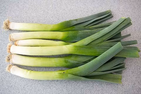 Cải bó xôi tính lạnh, hành baro tính ấm. Khi kết hợp, có thể gây đau bụng, tiêu chảy, đặc biệt ở người có dạ dày nhạy cảm hoặc cơ địa lạnh. Nên nấu riêng hoặc thay bằng các loại gia vị trung tính. Ảnh minh hoạ