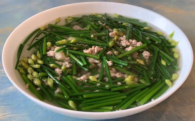Tuy nhiên, rau hẹ khó tiêu nên không nên ăn quá nhiều trong một lần. Người có thể chất âm hư, nội nhiệt, hay mụn nhọt hoặc bệnh về mắt cần thận trọng. Ảnh minh họa