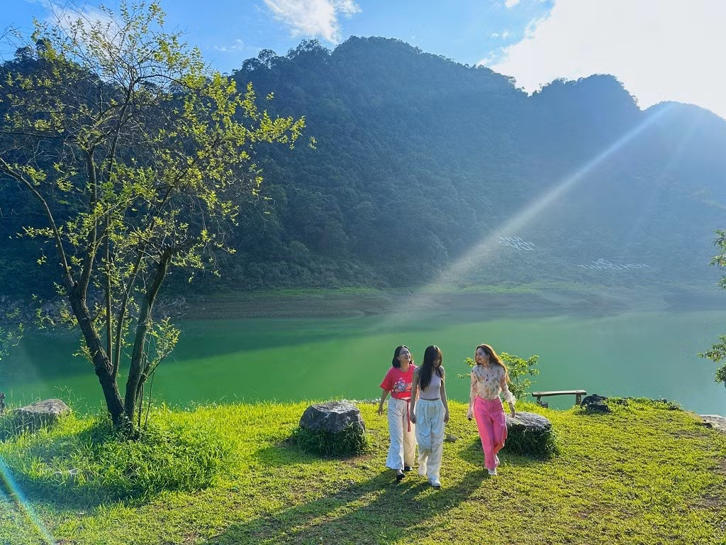 Thuộc khu du lịch sinh thái Trà Lĩnh, hồ Thang Hen là hệ thống gồm hơn 30 hồ nước ngọt nằm giữa rừng núi đá vôi trập trùng. Điều đặc biệt là các hồ có độ cao chênh lệch nhau, tạo nên dòng chảy tự nhiên giữa các lòng hồ, một hiện tượng địa chất hiếm thấy. Ảnh checkinVietnam
