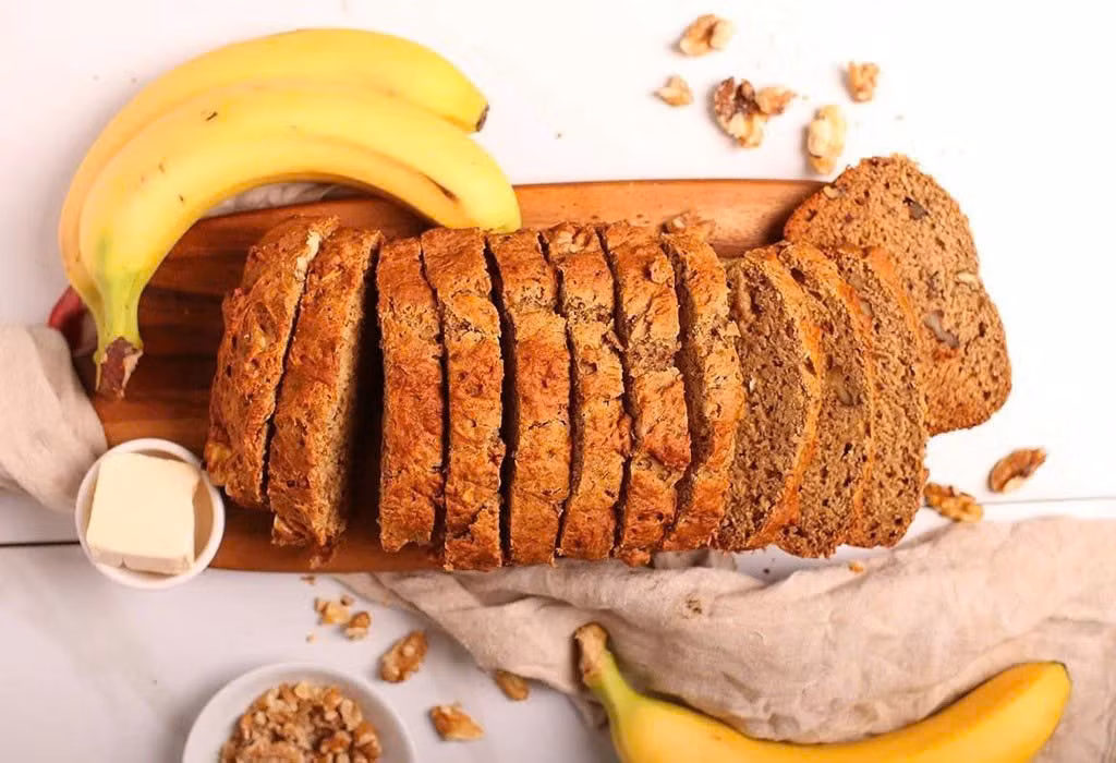 Các nguyên liệu khô gồm yến mạch, bột cacao, bột nở và bột quế được trộn riêng trước, sau đó kết hợp với hỗn hợp chuối để tạo thành bột bánh mịn. Hỗn hợp sau đó được đổ vào khuôn đã lót giấy nến. Trên mặt bánh, bạn có thể trang trí thêm lát chuối, chocolate chip, nho khô hoặc hạnh nhân lát để tăng phần hấp dẫn. Ảnh minh họa