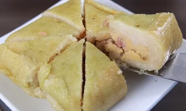 Một chiếc bánh chưng đạt chuẩn sẽ khô ráo, chắc nếp. Ngược lại, nếu mặt bánh trơn nhớt, dính tay và có cảm giác lạ, đây là dấu hiệu vi khuẩn đã xâm nhập sâu. Quá trình phân hủy bên trong bánh đã bắt đầu, việc ăn vào lúc này dễ khiến hệ tiêu hóa “quá tải”, dẫn đến đau bụng, buồn nôn, thậm chí tiêu chảy cấp. Ảnh minh họa