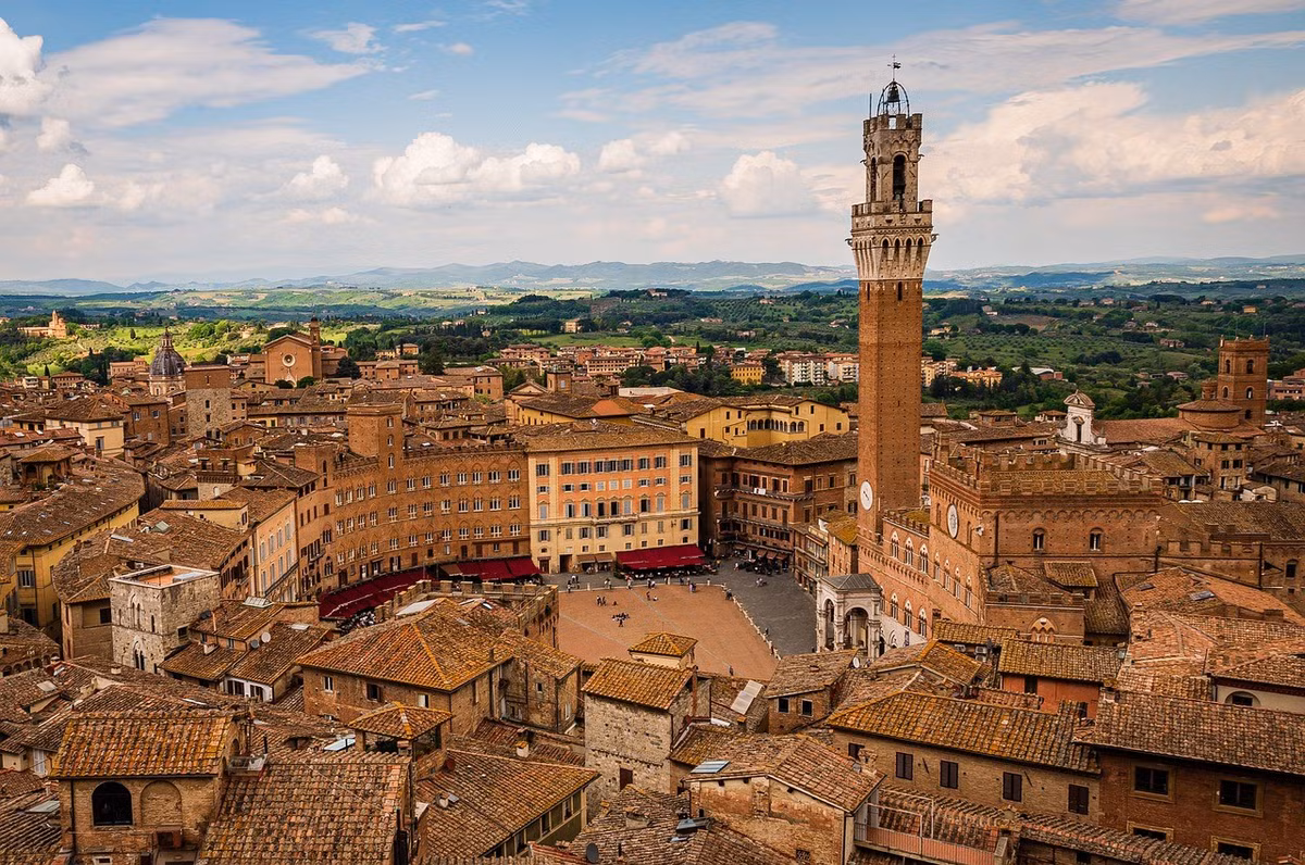 Siena gây ấn tượng với quảng trường Piazza del Campo hình vỏ sò, còn Florence được xem là cái nôi của nghệ thuật Phục hưng, phù hợp cho hành trình khám phá văn hóa – lịch sử kết hợp nghỉ ngơi. Ảnh Vietravel