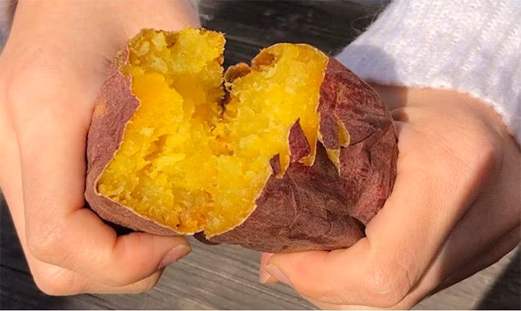 Khoai lang chỉ thực sự mang lại hiệu quả khi được kết hợp với chế độ ăn uống khoa học và lối sống lành mạnh. Việc ăn đa dạng thực phẩm, bổ sung đủ protein, uống đủ nước và duy trì vận động đều đặn sẽ giúp quá trình giảm cân diễn ra an toàn và bền vững hơn, thay vì phụ thuộc vào một loại thực phẩm duy nhất. Ảnh minh họa