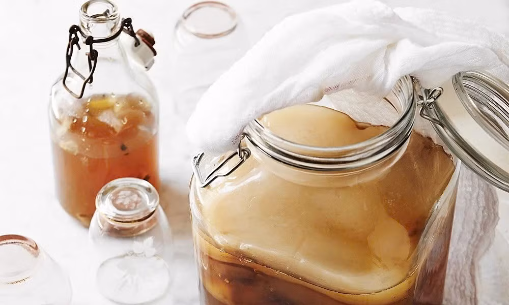Với người khỏe mạnh, chỉ nên bắt đầu bằng lượng nhỏ khoảng 100ml mỗi ngày và chọn sản phẩm có nguồn gốc rõ ràng, đã qua kiểm định an toàn. Ảnh minh họa