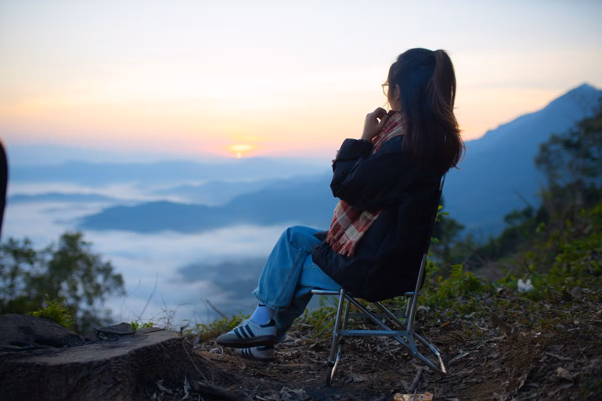 Người dân địa phương chia sẻ, thời điểm mây đẹp nhất rơi vào mùa thu và mùa xuân, từ 5–7h sáng. Dọc tuyến 257B từ Km44 đến Km39 có nhiều điểm dừng thuận lợi, dễ dàng ghi lại các khung hình “triệu like”. Tuy là điểm đến đang nổi, Đồn Đèn vẫn giữ được vẻ hoang sơ, chưa bị thương mại hóa, và đó cũng là điều khiến nhiều du khách muốn quay lại. Ảnh baothainguyen