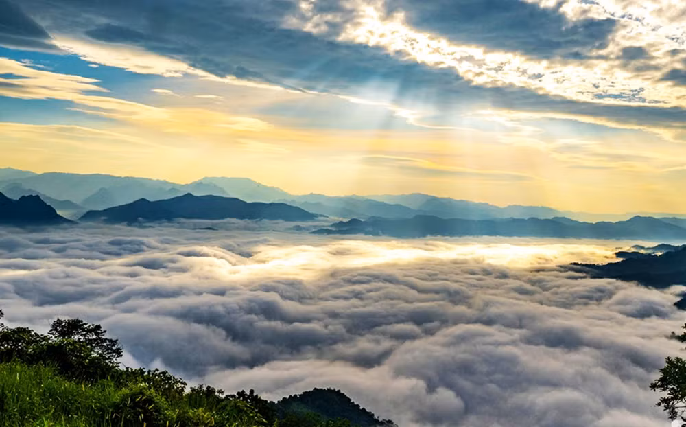 Nằm khiêm nhường nơi ranh giới núi rừng Ba Bể, đỉnh Đồn Đèn vài năm trở lại đây bỗng được cộng đồng mê khám phá nhắc đến như một “ban công trời” mới của vùng Đông Bắc. Giữa bạt ngàn xanh thẳm, hơi sương lạnh hòa vào nắng sớm, nơi này mang đến cảm giác đứng giữa tầng không, nơi ranh giới giữa trời và đất dường như chỉ còn là một lớp mây mỏng. Ảnh Bảo Hân