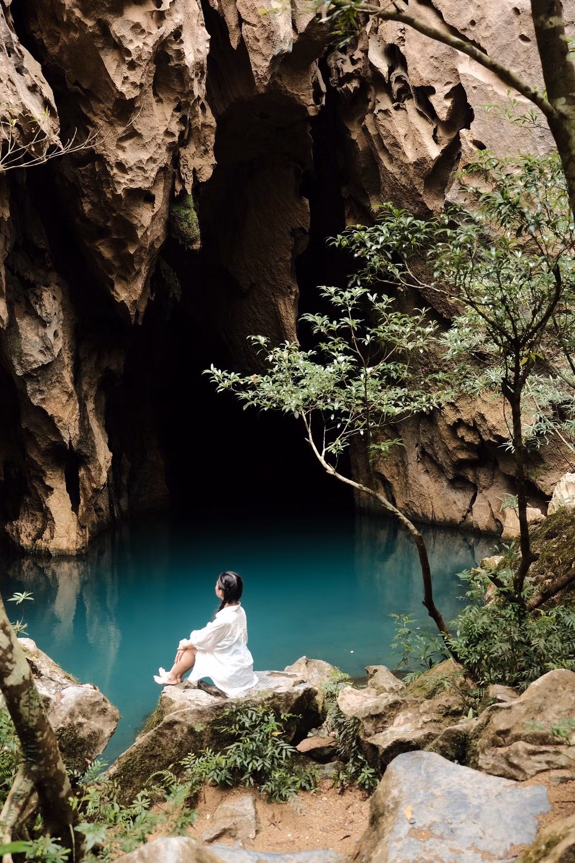Chi phí cho chuyến đi khoảng 3,5 triệu đồng/người, bao gồm tiền xe, tour, ăn uống và lưu trú tại Phong Nha. Nếu còn thời gian, du khách có thể ở lại khám phá thêm các điểm đến nổi tiếng khác trong vùng, như suối Moọc, động Phong Nha, các homestay xinh xắn hay những quán cà phê bên dòng sông Son. Ảnh Thu Huệ