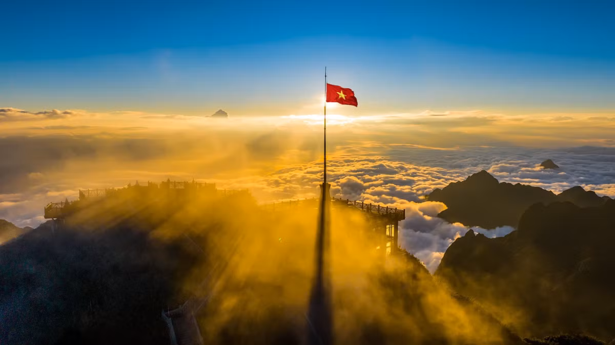 Ở độ cao hơn 3.000m, đỉnh Fansipan cuốn hút bởi rừng phong đỏ rực trải dài trên sườn núi. Nhờ hệ thống cáp treo, việc ngắm lá nay thuận tiện hơn, du khách vừa lướt qua tầng mây vừa chiêm ngưỡng sắc vàng đỏ hòa cùng màu xanh biếc.