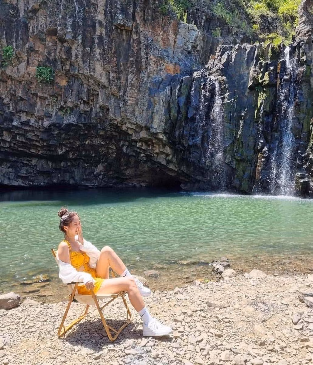 Với những ai thích trải nghiệm dài ngày, Tropical Trip cung cấp gói tour 2 ngày 1 đêm cắm trại tại thác, kết hợp tham quan Gành Đá Đĩa và đầm Ô Loan, giá khoảng 1.500.000–1.700.000 đồng/người. Ngoài ra, Du lịch Sông Ba – Tuy Hòa nhận thiết kế tour riêng theo yêu cầu cho nhóm từ 5 người trở lên, chi phí linh hoạt theo lịch trình. Ảnh Internet